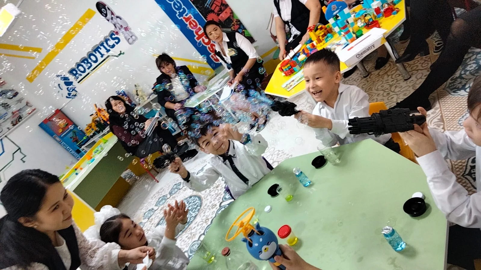 Жыныстық қатынастан кейінгі куннилингус бейнеленген онлайн порно Ол халатын шешіп, сексуалды, ерекше пішінді бөксесін көрсетті.