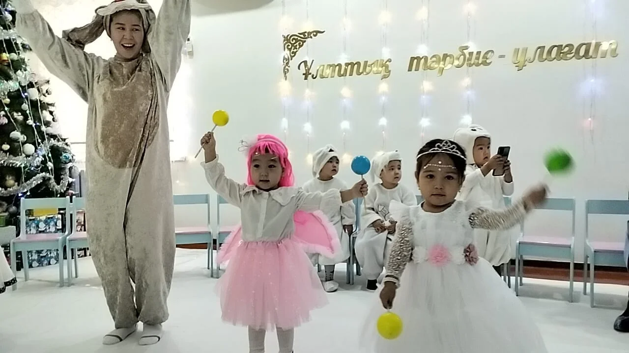 ЖАҢА ЖЫЛ КЕЛДІ БАҚШАМА!!! "Ақжелкен", "Балауса" кіші топтарында мерекелік ойын-сауық. Тәрбиешілері: Серкебаева М. Құрманбай Ж. Жүргенбаева Ж.